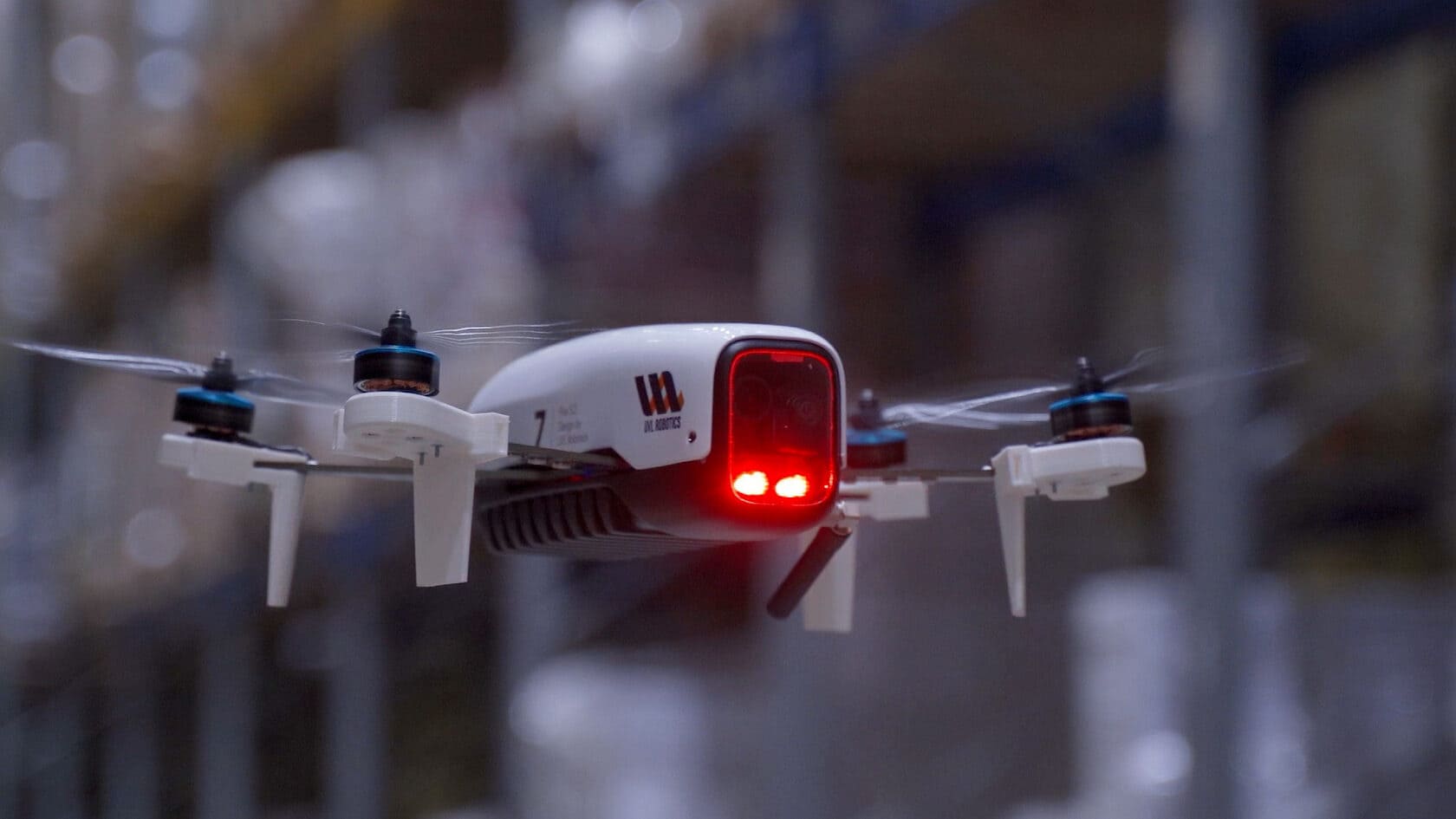 Дрон UVL Robotics в складском проходе